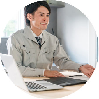 見積もりについて説明を受けるお客様とスタッフ