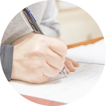 契約書に署名するお客様の手元