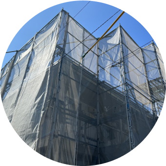 外壁を工事している途中の建物の様子