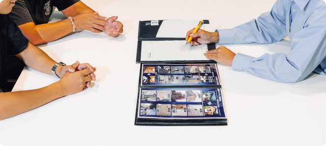 リフォームの見積もりについて相談するお客様と担当スタッフ