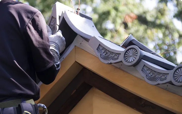 屋根リフォーム作業を行なっている作業員