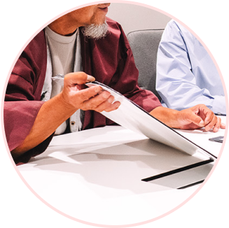 パソコンを持ちながら話しているスタッフの姿