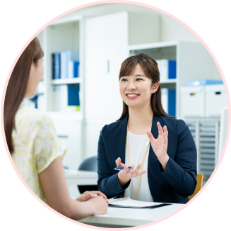 笑顔の女性スタッフの姿